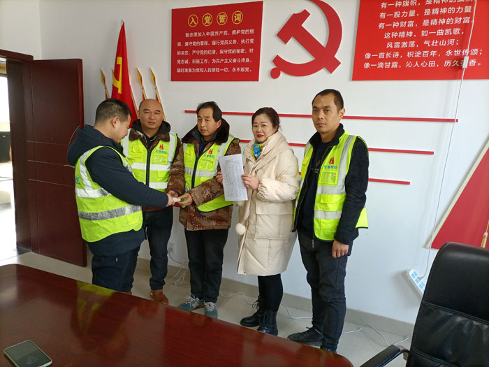 慰問(wèn)員工鄒敏01.jpg